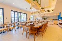 カウンター席もご用意。お一人様でも気兼ねなくお食事が楽しめます。