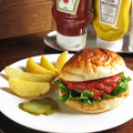 料理メニュー写真&nbsp;スパイシーバーガー サルサソース