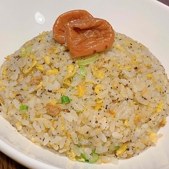 カフェの本気ゆかりチャーハン追い梅入り&ランチ限定ミニサラダ付き