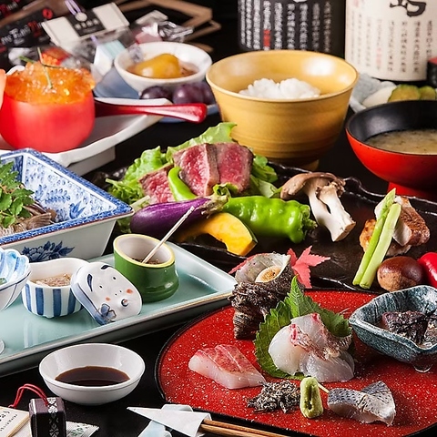 博多駅近くの静かな地下で、糸島の旬魚と温度で愉しむ日本酒に浸る大人の隠れ家です。