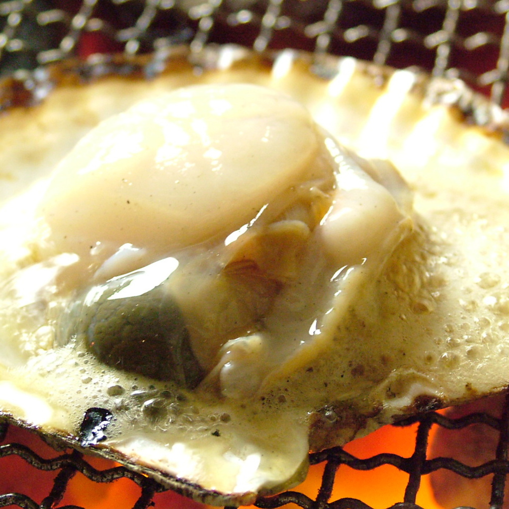 「うだつ」といえば自慢の海鮮！目の前には日替わりでズラリとネタが並びます。