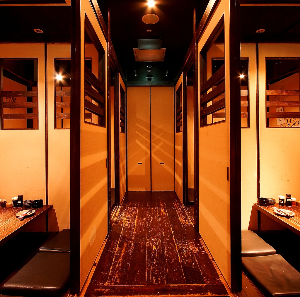 落ち着く店内には掘りごたつ式個室をたくさんご用意しております！