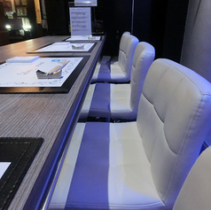 おひとり様はもちろん、デートやご友人と語り合いたい時にも最適なカウンター席です。お気軽にご利用ください。