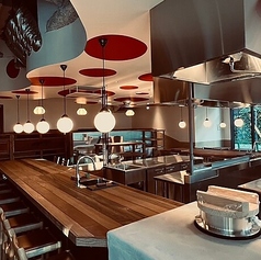 4名様用のテーブル席は2卓限定！仕事帰りのごはん会や、昼飲み女子会にもぴったり。絶品の羽釜炊きご飯と和食で、気の合う仲間との楽しいひとときを。 