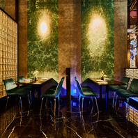 一歩踏み入れると青の異世界空間へ。