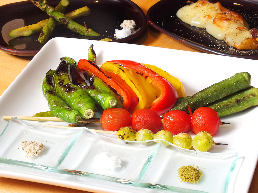 女性に嬉しい旬の野菜を使った創作串も豊富にご用意♪炭火でじっくり焼く事で素材の旨さが味わえる