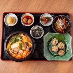 牡蠣と和牛ホルモン韓国チゲ定食