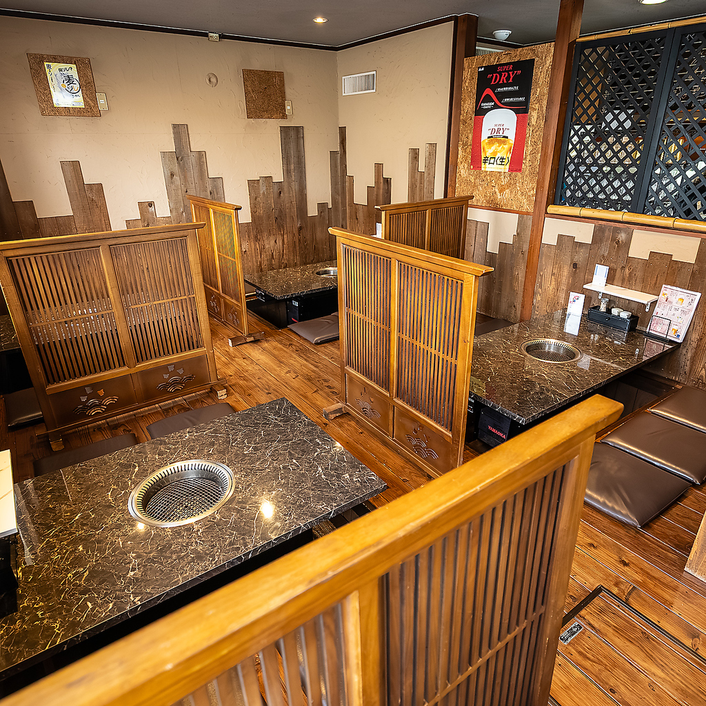 落ち着いた店内は全54席。カウンター/テーブル/掘りごたつ座敷などシーンに合わせてご案内いたします