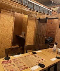 店内奥にもテーブル席や個室、半個室をご用意。ご予約は　横浜駅　肉　ワイン　横浜　大衆ビストロ　女子会　個室　デート　誕生日　記念日を当店で！
