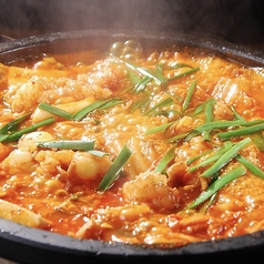 豊富な韓国料理メニュー 韓国の赤辛もつ鍋が絶品