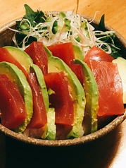 マグロアボカド丼