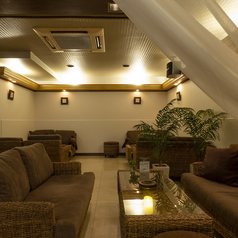 団体様にはふかふかソファー席がおすすめです!2名様~でももちろんご利用可能!2次会、3次会、宴会や女子会などにも最適な広々とした空間です!