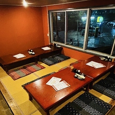 座敷は落ち着く雰囲気で、アットホームな空間が魅力です。ご家族や友人との宴会に最適で、楽しいひと時をお過ごしいただけます。