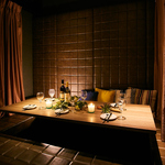 少人数ソファ個室。  上質ソファ個室でゆったり。デートや特別な夜に最適な空間。