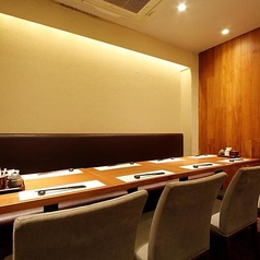 8名様掛けのテーブル席は、大人数での宴会や特別なイベントに最適なスペース◎友人や家族とともに、賑やかなひとときをお過ごしいただける環境が整っています。ゆったりとしたスペースで、会話を楽しみながら、美味しい料理とお酒を存分にご堪能ください。特別な日のお祝いにもぴったりの席ですので、ぜひご利用ください。