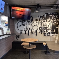 フラッと寄れる立ち飲み席も