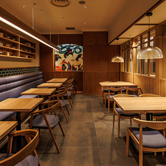 ふっくらしたご飯と旨味が滴る焼き魚を堪能できる和食をぜひ家族でお楽しみください。開放的なテーブル席をご用意♪