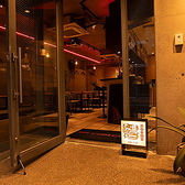 当店は吉祥寺に佇む、モダンでお洒落な中華バル。温かみのある照明が心地よい、開放的な空間が広がります。