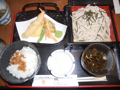 風味豊かな手打ちそばとカラッと揚げられた天ぷらが魅力的。