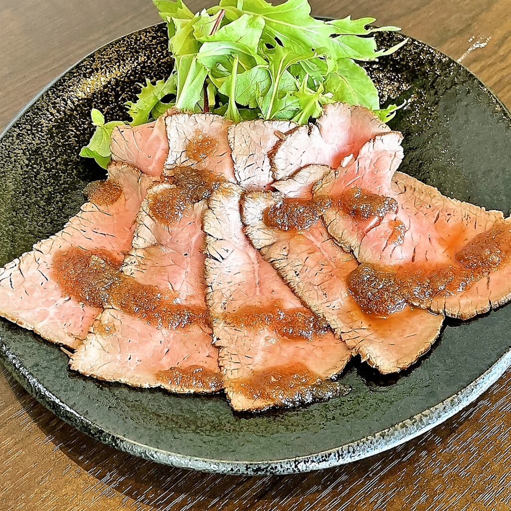 柔らかく焼き上げたローストビーフを特製グレイビーソースで召し上がれ♪ローストビーフタワーもあり