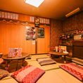 靴を脱いでのんびりできる座敷席もご用意しております！気楽に酔いたい時や、まったりとした集まりに最適な空間です。昭和レトロ感たっぷりの雰囲気の中で、友人やお仲間とリラックスしながら楽しいひとときをお過ごしいただけます。ぜひ、ゆったりとした時間をお楽しみにお越しください♪