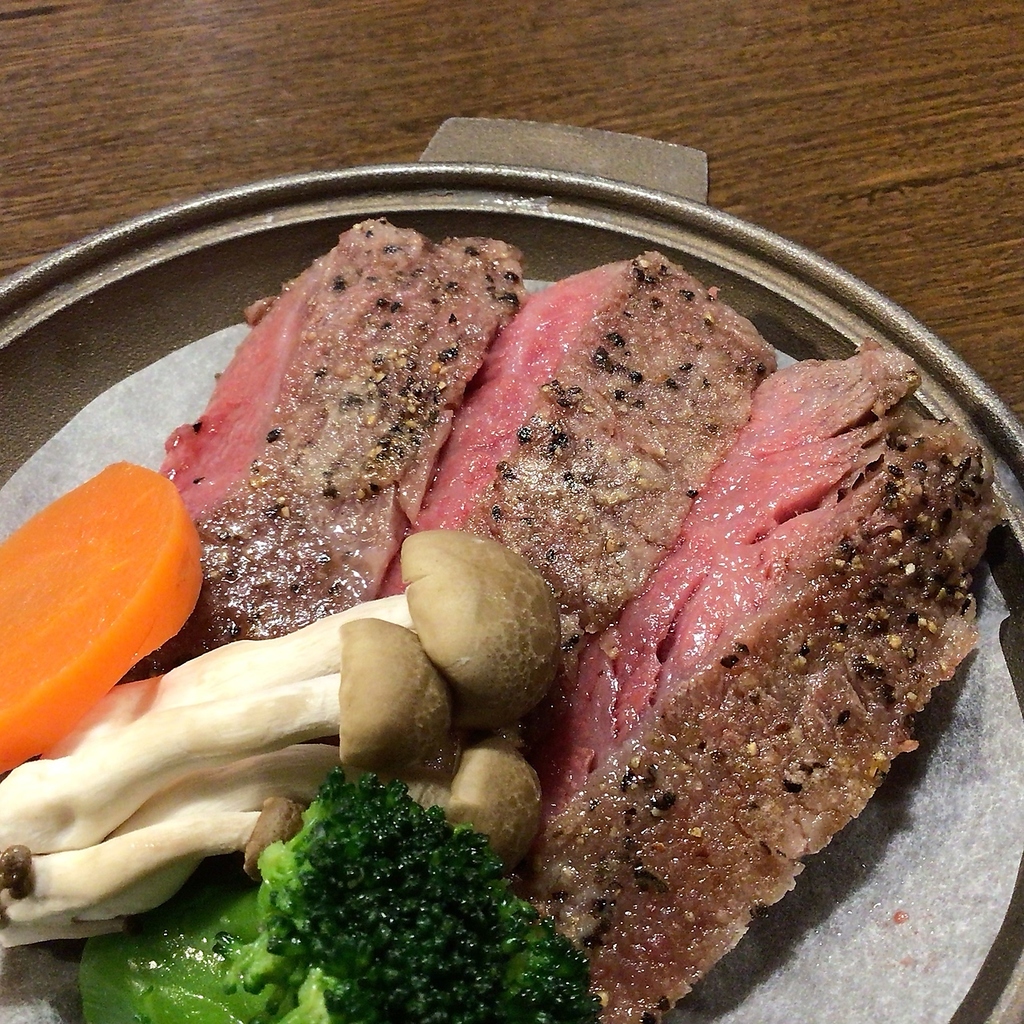 佐賀牛登板焼き肉は、自家製ステーキソースでお召し上がりください。