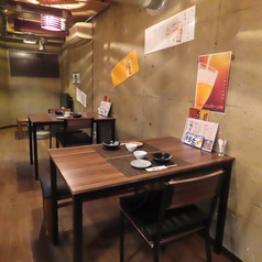 香ばしい潮の香り、熱気あふれる炉端居酒屋を24名様で貸切！炎を囲み、焼きたての魚介や山の幸を豪快に堪能。職人技が光る逸品に舌鼓を打ち、酒を酌み交わせば、一体感あふれる宴に。大切な仲間との忘れられない一夜を、この特別な空間でお過ごしください