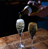 飲食店では珍しくドリンクの持ち込みが可能です。お好きなドリンクをお持ちいただき、料理と一緒にお楽しみください。持ち込みの詳細については、お気軽にお問い合わせください。皆様のご来店をお待ちしつつ、心を込めたサービスでお迎えいたします。ぜひ、自由なスタイルでお食事をお楽しみください。