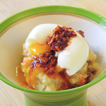 創作ポテサラ、on半熟玉子-ピリ辛辣油