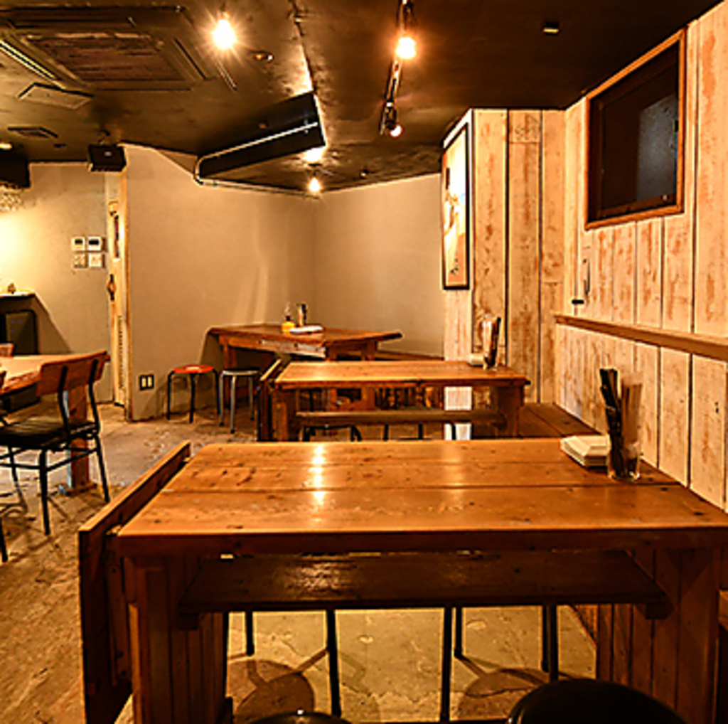 木の温もりとレンガの質感を活かした店内