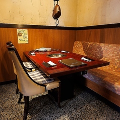 【テーブル席(片側ソファー)：4名×2卓】片側がソファーになっているテーブル席です。ゆったりと体を預けてくつろぎながら、焼肉をお楽しみいただけます！