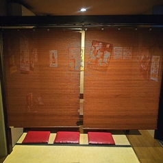 【6名掛お座敷席】店の奥にある6名様までご利用可能なお座敷席です。各テーブル間に簾を入れて、半個室の様に使うこともできます。周りを気にせず、ご友人や同僚との楽しい時間をお過ごしください。隣の個室と結合して、最大44名様の個室となり、部署の飲み会などの大人数にも対応いたします。