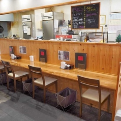 4名様まで利用可能なカウンター席をご用意しております。お仕事帰りなどにふらっとお立ち寄りいただけます