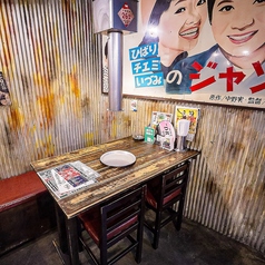<4名様 × 1>4名様からご利用いただけるテーブル席をご用意しております。店内全てオープン席となっており、仲間たちだけでなく、周りの方とも一緒に盛り上がれるようなワイワイ楽しめる雰囲気のお席となっております。当店自慢のホルモンを是非お楽しみください。店内の至る所に昭和の香り漂うレトロな装飾が満載です!