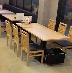 【テーブル席　6×4】使い勝手の良いテーブル席をご用意！6名様席は4卓ございます。会社仲間やコンパなどのグループ利用でもゆったりと快適にお食事を楽しめます。