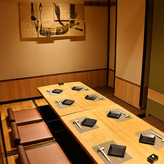 ■わらやき道場　新橋店-個室席のご案内-■個室席は2名様からご案内可能で、デートやお祝いごと、気軽な飲み会にも最適です。完全個室で、当店でしか味わえないお料理を心行くまでお楽しみいただけます。土日祝日もご予約受付中！お気軽にお電話にてお問い合わせください。