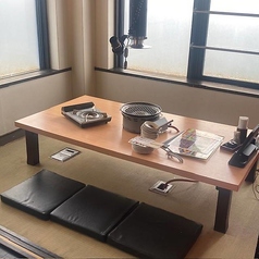 奥座敷席は最大64名までの宴会が出来るお席となります。6名様以上で完全個室のお部屋としてご利用可能ですが、ご予約は奥座敷鍋コース2,000円（税込2,200円）・飲み放題込みの場合は税込3,500円、もしくは奥座敷鍋コース2,500円（税込2,750円）・飲み放題込みの場合は税込4,000円　でご予約を承ります。