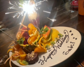 サプライズの演出も承っておりますので大切なお祝い事にぴったりです。バースデープレートを有料でご用意しており、特別な日を一層特別なものにするお手伝いをいたします。お祝いの際には、事前にご相談いただければ心を込めた演出をご提案いたします。友人や家族との素敵な思い出を作るために、ぜひ当店をご利用ください。
