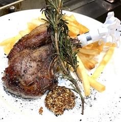 『仔羊のポワレ・ローズマリー風味』仔羊を伝統のポワレの技法で焼き上げます。ローズマリーの香りが◎の写真