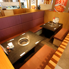 テーブルソファー席もご用意◎広々とした開放的な空間で大衆焼肉をお楽しみください♪
