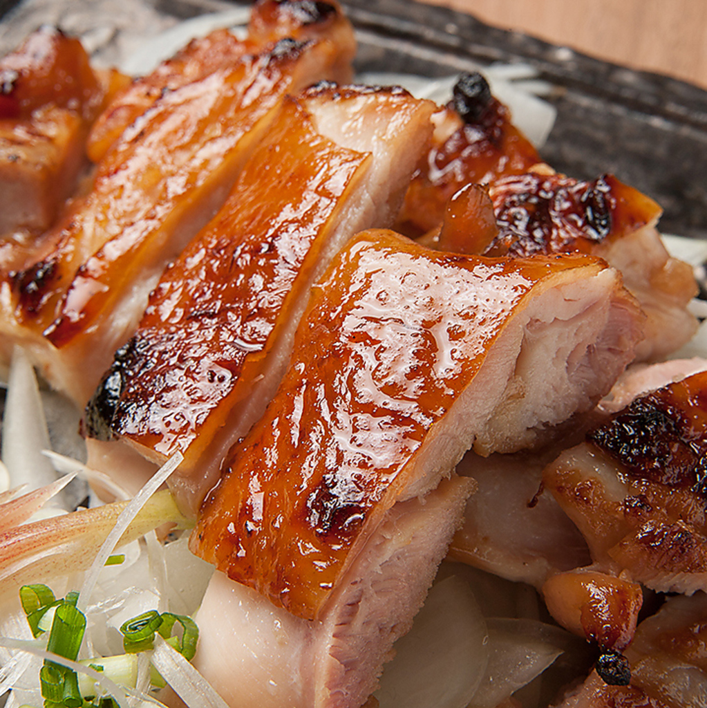 「鶏ももの藁焼き」お肉本来の旨み最大限に引出し、身はふっくら。絶品です！