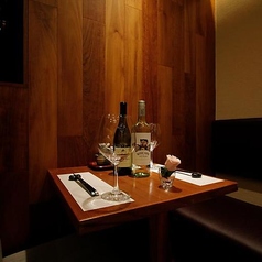 2名様掛けのテーブル席は、デートや大切な記念日のお祝いにぴったりのプライベート感を演出する理想的な場所です。落ち着いた雰囲気の中で、二人だけの特別な時間をお楽しみいただけます。心に残るロマンティックなひとときをお過ごしいただけること間違いなしです。大切な方との思い出を彩る素敵なひとときをご提供します