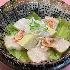 大和ポークと春キャベツの蒸し合わせ、桜海老の香りを添えて