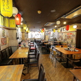 提灯が彩るレトロな空間で楽しむテーブル席。活気ある店内で、仲間との食事や仕事帰りの一杯に最適です。