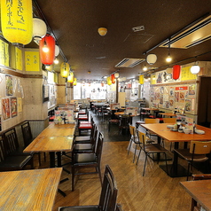 提灯が彩るレトロな空間で楽しむテーブル席。活気ある店内で、仲間との食事や仕事帰りの一杯に最適です。