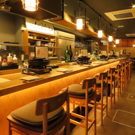 【木の温もりを感じられる店内】