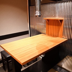 半個室でゆったり楽しめるテーブル席です！