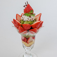 旬の果実とこだわり素材が奏でる、華やかな極上パフェ♪
