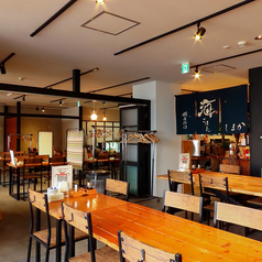 広めにレイアウトされた店内。