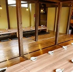 【掘りごたつ席：～70名様まで】居心地の良い空間◎会社宴会や各種宴会に最適。開放的な造りだからこそ、大人数でも顔が見渡せ、会話が弾みます。周囲に気兼ねなく過ごせる和の心地良い空間で、会社宴会や大切な集まりを心ゆくまでお愉しみください。
